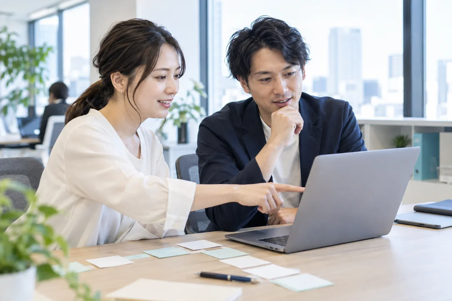 同僚と業務の進め方を検討する場面の利用シーンイメージ