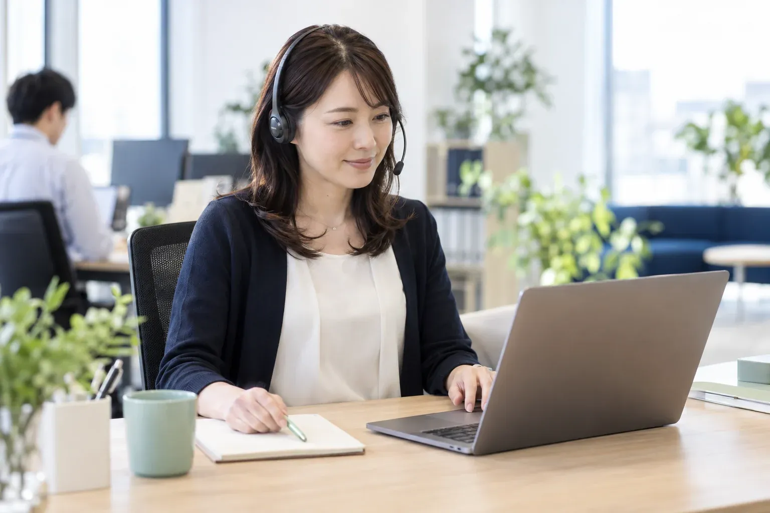 問い合わせ対応を行う担当者の利用シーンイメージ